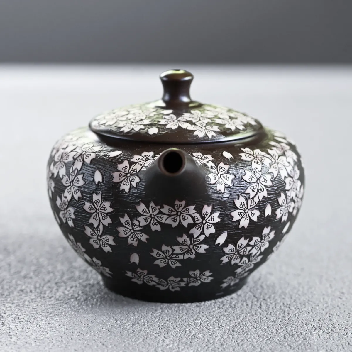 舜園 黒泥丸形印籠総桜彫後手急須 急須 横手急須 - Sazen Tea