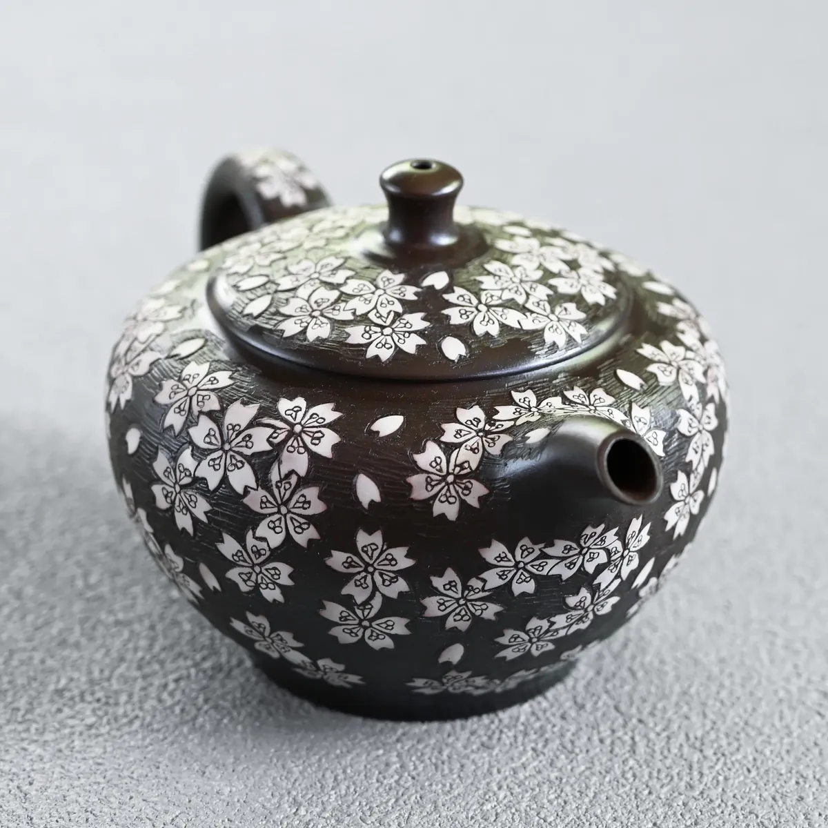 舜園 黒泥丸形印籠総桜彫後手急須 急須 横手急須 - Sazen Tea