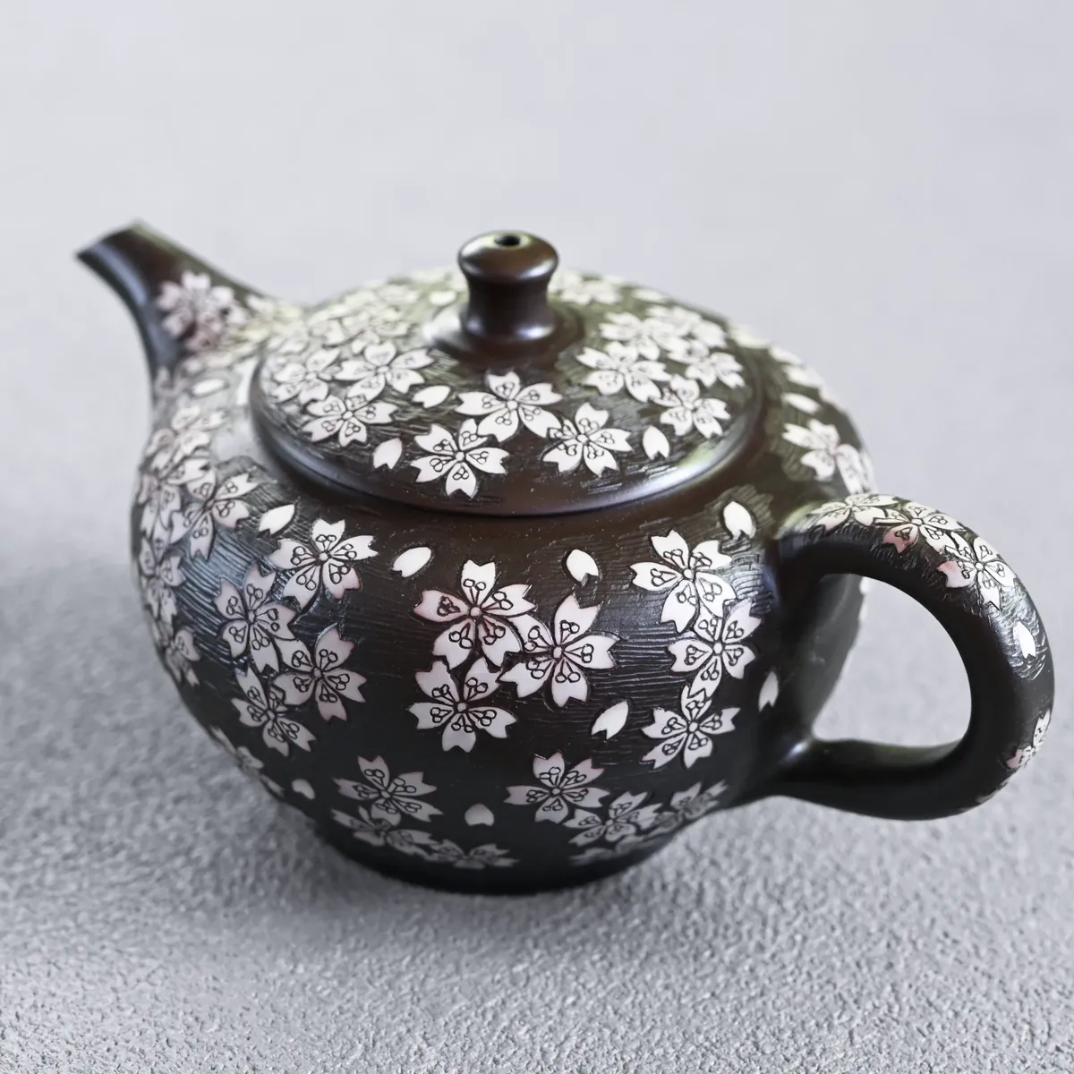舜園 黒泥丸形印籠総桜彫後手急須 急須 横手急須 - Sazen Tea
