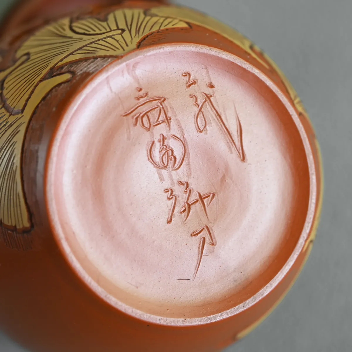 舜園 朱泥丸印籠透かし銀杏彫急須 急須 横手急須 - Sazen Tea