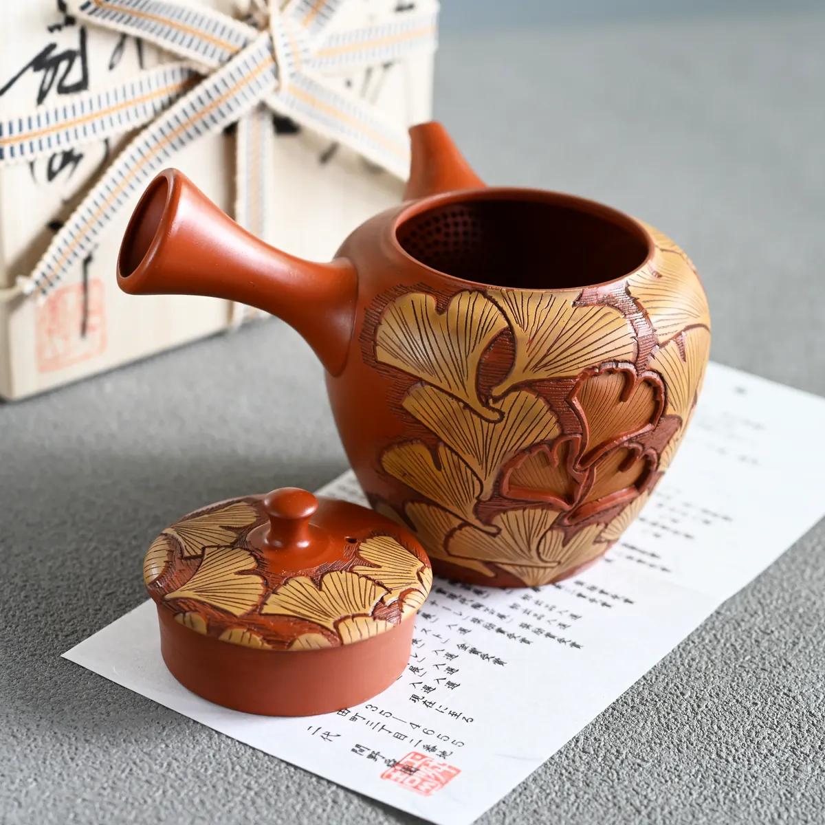舜園 朱泥丸印籠透かし銀杏彫急須 急須 横手急須 - Sazen Tea